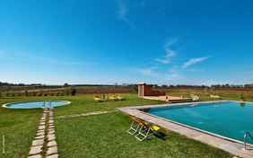 Im umzäunten Pool mit angrenzendem Kinderpool - Foto: Luci Lamberti